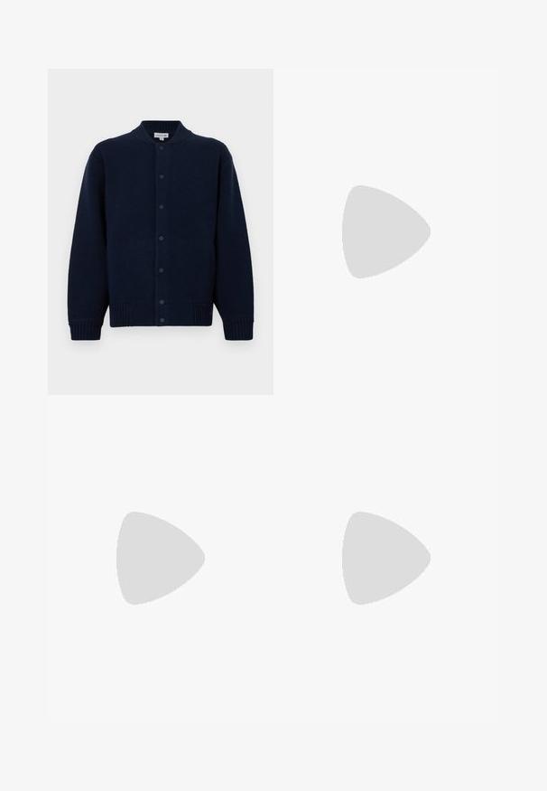 Cardigan tricoté marine avec un col côtelé, fermeture à boutons sur le devant et poches latérales. Présente un logo discret sur la poitrine gauche.; T-shirt à manches courtes rose clair avec col rond et petit logo crocodile vert sur la poitrine gauche, présenté sur un fond neutre.; Jean en denim bleu clair coupe droite à cinq poches avec fermeture à boutons à la taille, présenté sur un fond uni.; Mocassin pour homme en cuir noir avec pompons, bout arrondi, petit talon et languette à l'arrière, présenté de profil sur un fond gris clair.