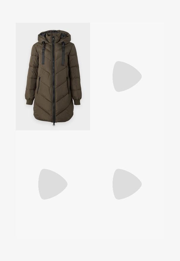 Pikk tumeroheline kapuutsiga tekiga jope, ees must tõmblukk ja küljetaskud, soonikkoes mansetid ja mustad kapuutsiköied.; Must mustriga turtleneck-sviiter, millel on pikad varrukad, sobiv disain ja sile tekstuur. Omab kõrget kaelust ja manšetiga varrukaid.; Hall päevitavad hallid kitsad teksad, mis on valmistatud denimist ja millel on tuhm viimistlus. Teksadel on eesne paigaldatav tõmblukk ja nupuvajutus, viis taskut ning sobiv siluett.; Mustad mustad nahast ankle saapad ümmarguse ninaga, tekstureeritud pealispinnaga, metallist silmadega ja paksu, robustse kummitaldiga. Omab nöörimisega disaini.