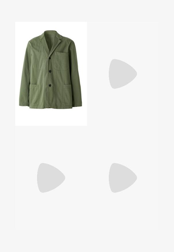 Olijfgroene jas van katoen met een zachte textuur. Kenmerkt zich door een notch-lapel, drie voorkezen en een knoopsluiting.; Zwart langarm t-shirt van katoen, met een ronde halslijn en rechte snit, voorzien van een klein logo detail op de mouw.; Zwarte, wijde broek gemaakt van duurzaam materiaal. Voorzien van een knoopsluiting en zijzakken. Glad textuur met een strakke uitstraling.; Bruine leren enkellaars met metalen oogjes, witte faux bont voering, zwarte gewatteerde kraag, robuuste zool en een reliëflogo aan de zijkant.
