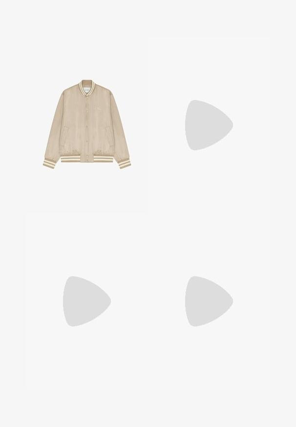 Veste bomber beige en satin avec fines rayures blanches, boutons-pression, col, poignets et bas côtelés rayés, et petit logo "Les Deux" sur la poitrine.; Polo shirt blanc à manches courtes en tissu texturé. Présente un col en V et un petit logo vert sur la poitrine gauche.; Shorts à rayures horizontales bleues et noires avec une ceinture élastique et un petit logo rose brodé sur le côté droit.; Chaussure en daim marron avec un bout arrondi, des coutures décoratives et six œillets de lacets contrastants. Semelle plate et design minimaliste.