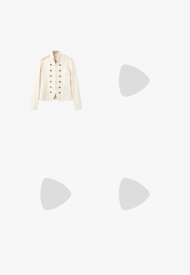 Veste style militaire blanc cassé avec col montant et deux rangées de boutons métalliques décoratifs à l'avant.; Combinaison beige sans manches avec jambes larges, fermeture boutonnée sur le devant, encolure carrée et ceinture en tissu assorti nouée à la taille.; Chaussure slingback en cuir beige avec bout pointu et petit talon bloc, vue de côté sur fond blanc.; Petit sac à main en cuir beige avec poignées supérieures et bandoulière détachable, équipé de ferrures dorées et d'une forme rectangulaire structurée.