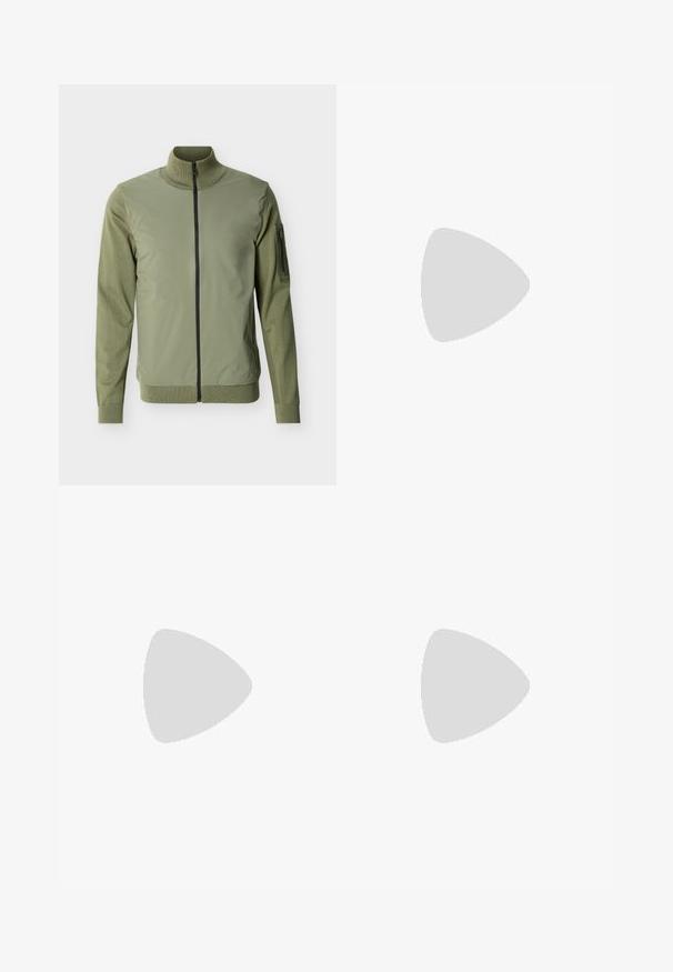 Veste homme vert olive avec fermeture éclair frontale complète, col montant, manches tricotées et poche zippée sur le bras supérieur gauche.; T-shirt beige à manches courtes avec un col rond haut et le logo "BOSS" sur le col. Fabriqué en tissu doux avec une texture lisse.; Jean en denim bleu foncé à coupe slim, design à cinq poches, coutures visibles et fermeture par bouton à la taille. Texture lisse.; Bottine en cuir noir à talon bas, couture latérale et petit logo "HUGO" sur le revers supérieur sur un fond uni.