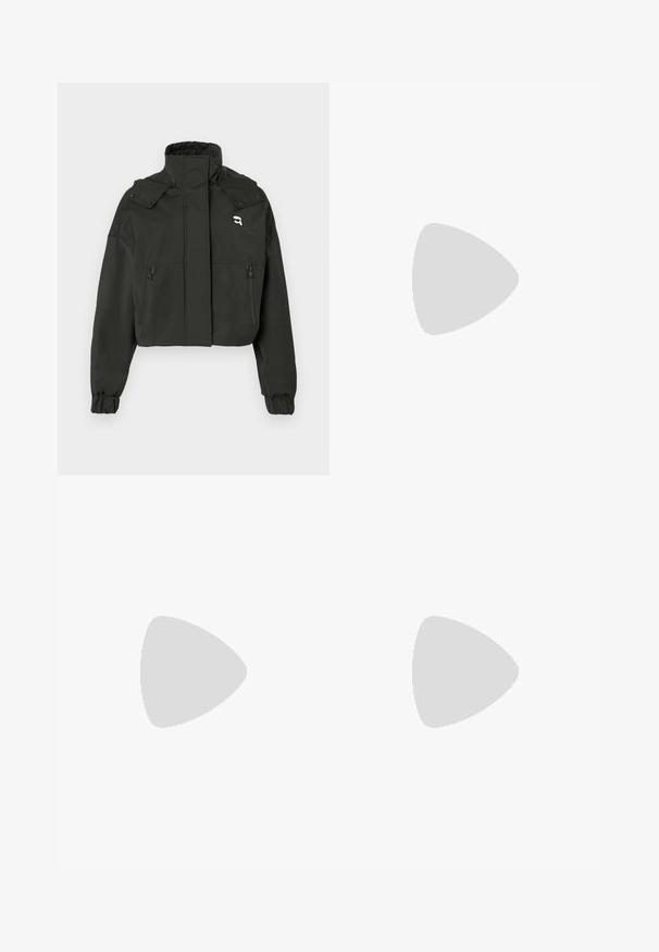 Schwarze Cropped-Jacke mit hohem Kragen, zwei Reißverschlussfronttaschen, elastischen Bündchen und einem kleinen Logo-Detail auf der oberen Brust.; Schwarzes Baumwoll-T-Shirt mit Rundhalsausschnitt. Mit weißem Text, einschließlich japanischer Schriftzeichen und "Slurp Away", auf der linken Brustseite.; Schwarze Cargo-Hosen mit weitem Bein, elastischem Bund, zwei Seitentaschen und Kordelzugsäumen. Mit einem kleinen weißen Logo.; Schwarze klobige Sneakers mit einem Obermaterial aus glattem Leder, erhöhter Sohle mit wellenförmigen Mustern und Schnürsenkeln für einen sicheren Sitz. Branding auf der Zunge.