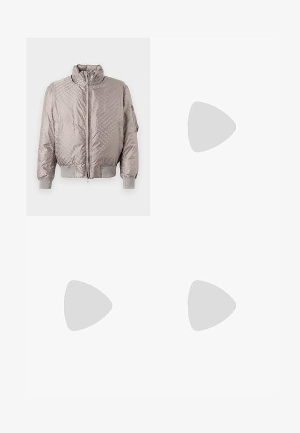 Veste bomber matelassée en nylon gris clair avec un motif logo ton sur ton, col haut, fermeture éclair frontale et poignets et ourlet côtelés.; Sweat à capuche gris avec des bandes de marque noires et blanches sur les manches et petit logo rectangulaire sur la poitrine gauche.; Pantalon cargo noir avec une taille élastique, deux poches latérales et des poignets froncés. Confectionné en tissu léger et respirant.; Basket basse en cuir noir avec lacets noirs et semelle épaisse noire, vue de profil sur fond gris clair.