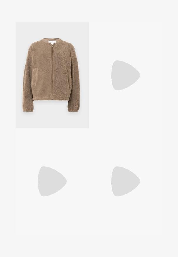 Veste en polaire marron avec un col rond, une fermeture éclair frontale et des poches latérales. Tissu texturé avec une apparence douce et confortable.; Pull en tricot beige à manches longues avec poignets et ourlet côtelés, portant le logo "Calvin Klein" noir sur la poitrine.; Jeans en denim bleu à jambes larges avec taille haute, bouton frontal, fermeture éclair et design à cinq poches sur un fond uni.; Bottine en cuir noir avec bout pointu et petit talon kitten sur fond clair, vue côté extérieur.