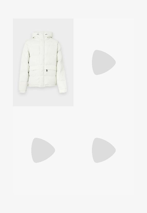Veste matelassée blanche avec capuche, dotée d'une fermeture éclair, d'un design matelassé, de deux poches avant et d'un discret logo sur la poitrine.; T-shirt en coton blanc avec un logo noir "THE NORTH FACE" et un élément de design incurvé. Manches courtes et col rond.; Pantalon beige à jambe droite avec une ceinture élastique et un petit logo blanc sur la couture latérale droite.; Chaussure de randonnée beige et orange avec semelle épaisse, étiquette GORE-TEX et marque "TERREX", montrée au-dessus d'un terrain rocheux.