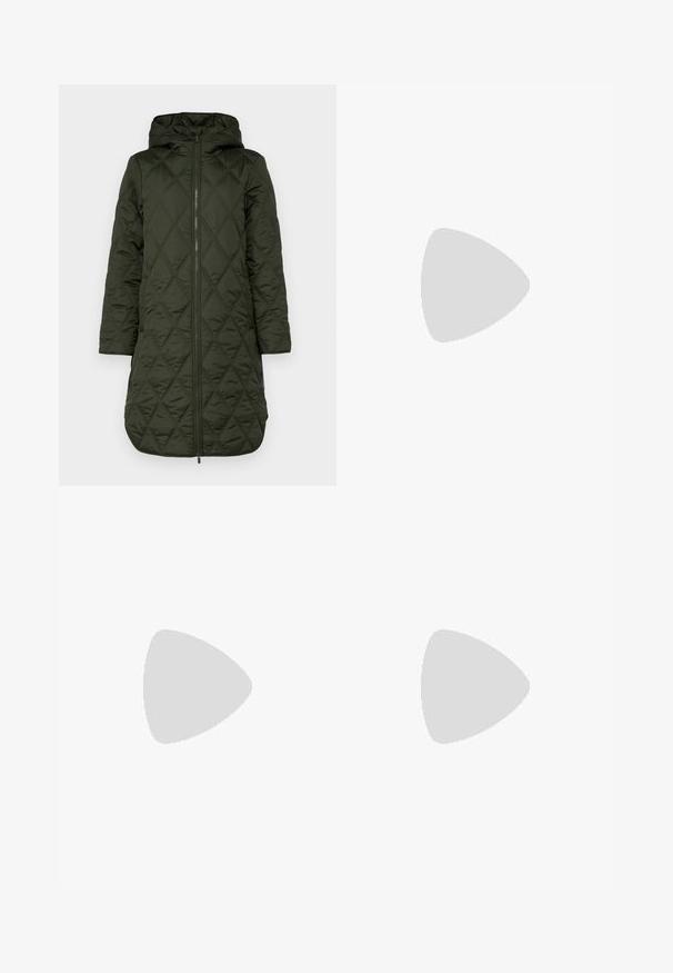 Padded hooded coat in dark green, featuring a diamond quilted pattern, long sleeves, and a front zipper closure. полноформатné obrázok.; Biely top s dlhým rukávom a vysokým golierom, rebrovaná štruktúra a priliehavý strih. Vyznačuje sa bezšvovým vzhľadom a jemným tvarom V na prednej strane.; Svetlo modré rozšírené džínsy z denimu, so piatimi vreckami, viditeľným šitím a zapínaním na gombík a zips v páse.; Čierna kožená členková obuv s ostrou špičkou a nízkym podpätkom, zobrazená na pozadí steny zo sklenených blokov a leštenej podlahy.