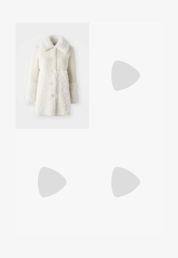 Manteau en fourrure blanche avec un tissu texturé, grand col et fermetures à boutons. Le corps a une finition lisse, avec des accents contrastants.; Haut noir en maille à manches courtes avec motif torsadé, doté d'un col pointu blanc orné de perles et d'une petite ouverture frontale avec bouton.; Maje PIMANO - Pantalon classique - noir; Chaussures en cuir noir avec détails de brogue, dotées de deux sangles à boucle, d'un bout arrondi et d'un talon bas. Texture lisse avec finition brillante.