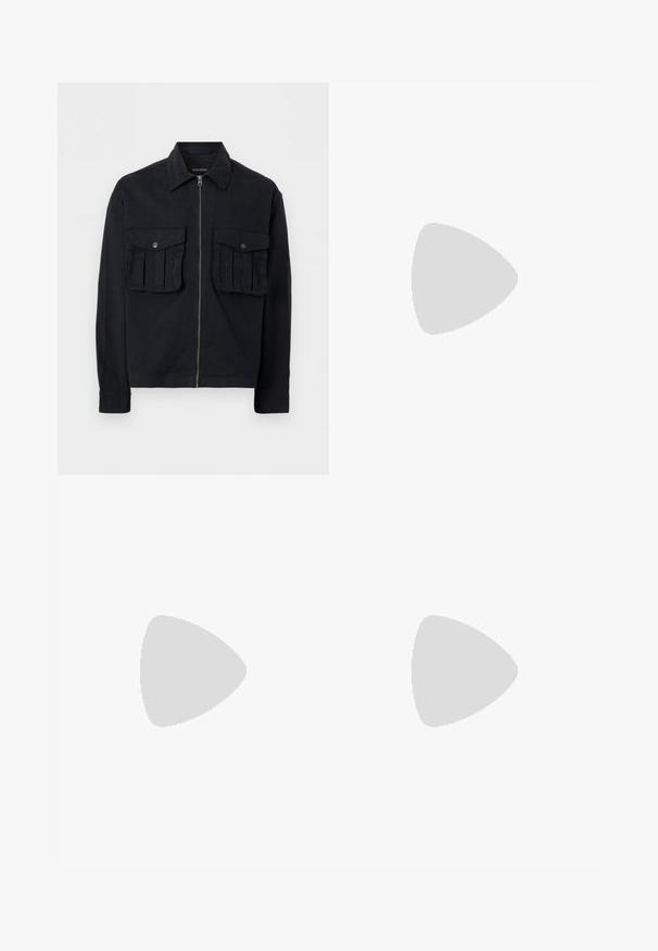 Veste noire à fermeture éclair avec deux grandes poches avant à rabat et boutons, manches longues et col pointu, présentée sur fond blanc.; Polo bleu à manches courtes avec trois boutons et un col, présenté sur un fond gris clair.; Pantalon gris texturé avec une coupe ajustée, comprenant deux plis devant, une fermeture par bouton et des jambes fuselées.; Baskets en cuir navy avec une semelle en caoutchouc blanc, bout rond, lacets plats et un discret détail de marque sur le côté. Surface texturée.