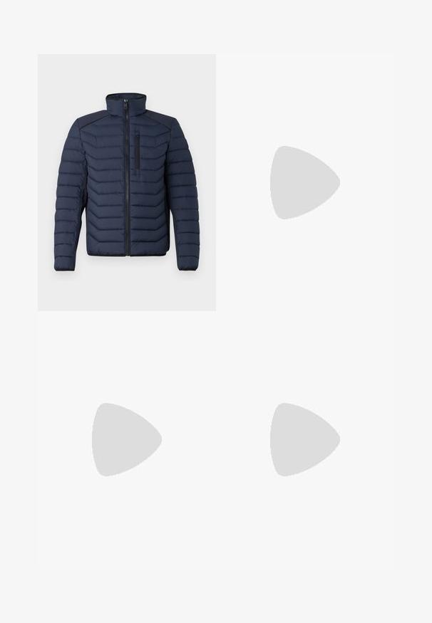 Marineblaue Steppjacke mit vertikalen Nähten, hohem Kragen, durchgehendem Reißverschluss und Brusttasche; mit kontrastierendem Stoff auf den Schultern.; Marineblaue Langarmshirt mit Rundhalsausschnitt, bedruckt mit orangefarbenem und weißem Text: "VERWURZELT IN QLY COASTAL CREW TOM TAILOR 1962 ORIGINAL CUSTOM GOODS."; Dunkelblaue Jeans aus Denim mit geradem Bein, fünf Taschen, dezente Verwaschungen, kontrastierende Nähte und einem Knopfverschluss an der Taille.; Braune Leder-Sneaker mit glatter Textur, weißer Gummisohle, schwarzen Akzenten und dekorativen Nähten sowie seitlichen Streifen.