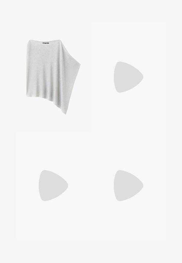 Lichtgrijze gebreide poncho met een boothals en een asymmetrische zoom, gedrapeerd op een witte achtergrond.; Witte strapless jurk met een rechte halslijn en een A-lijn silhouet, afgebeeld op een effen witte achtergrond.; Zwarte platte sandaal met dunne bandjes, teenlus en een enkelbandje met een kleine ronde gesp, zijaanzicht.; Zwarte gevlochten leren schoudertas met één gevlochten handvat en een zachte, afgeronde rechthoekige vorm.