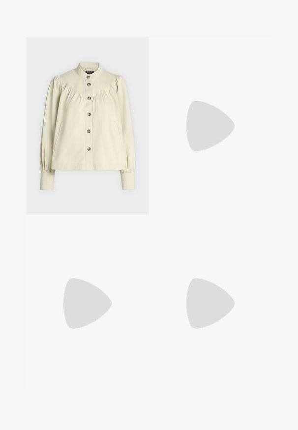 Blouse crème à manches longues boutonnée, col montant, empiècement froncé, poches latérales et manches larges avec poignets.; T-shirt en coton rose corail à manches courtes avec col rond et logo GAP discret sur la poitrine.; Jean évasé bleu clair en denim. Caractéristiques : taille haute, poches avant et légères décorations le long de la hanche. Texture lisse.; Escarpin noir à bride arrière avec bout pointu, présentant une surface texturée et un talon bloc épais. Posé sur un fond métallique brillant.