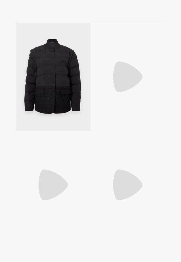 Μαύρο puffer μπουφάν με επενδυμένο επάνω μέρος και κάτω τμήμα από μείγμα μαλλιού. Διαθέτει γιακά, κλείσιμο με κουμπί και μπροστινές τσέπες.; Γυναικείο τοπ με κοντά μανίκια, μαύρα μανίκια και σχέδιο ασπρόμαυρου καρο στο μπροστινό μέρος, στρογγυλή λαιμόκοψη και φερμουάρ στο πίσω μέρος.; Φαρδιά μαύρα τζιν κατασκευασμένα από τζιν ύφασμα, με κλείσιμο μπροστά με κουμπί, δύο μπροστινές τσέπες και καθαρό φινίρισμα χωρίς διακοσμητικά στοιχεία.; Μαύρο δερμάτινο μποτάκι αστραγάλου με καμπυλωτό σμιλευμένο τακούνι και λογότυπο Karl Lagerfeld κοντά στην πάνω άκρη σε λευκό φόντο.
