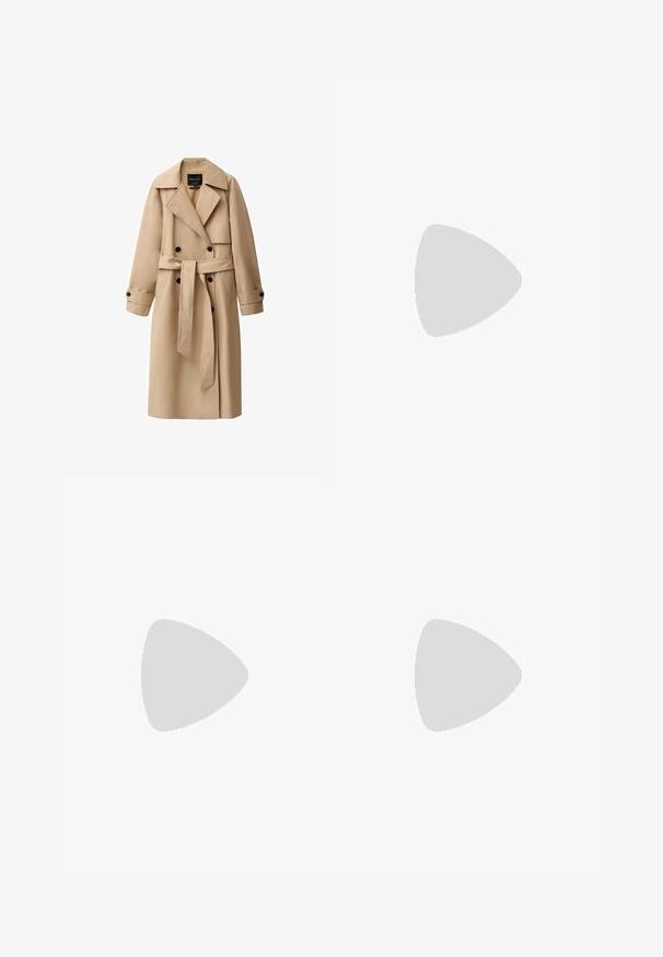 Beige trenchcoat lavet af et glat stof, med en dobbeltradet front, brede revers, bælte i taljen og knappede manchetter.; Afkortet hvid skjorte med blå lodrette striber, krave, lange ærmer og knapmanchetter. Glat stof med en skræddersyet design.; Lyseblå denimjeans med lige ben. Indeholder knaplukning, fem-lomme-design og let falmet tekstur.; Sorte læder flade sko med rund tå, et enkelt justerbart spænde og en glat, blank overflade. Minimalistisk design med en lav hæl.