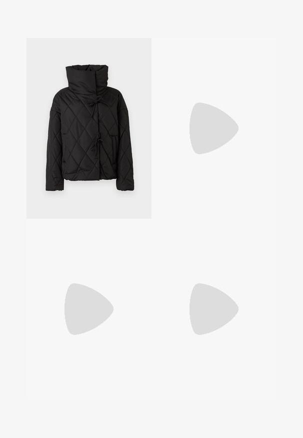 Sort quiltet pufferjakke med høj krave, featuring snorelukninger og to forsidelommer. Blød tekstur og oversized pasform.; Gul strikket sweater med rund halsudskæring, sænkede skuldre og ribbet kant. Blød tekstur og et simpelt, lige snit.; Marineblåternet mini nederdel med brune og grå striber, lavet af et glat stof, med en diskret slids bagpå for let bevægelse.; Sorte knæhøje støvler lavet af blankt læder med en sølvfarvet spænde ved anklen og rundet snude. Flad sål.