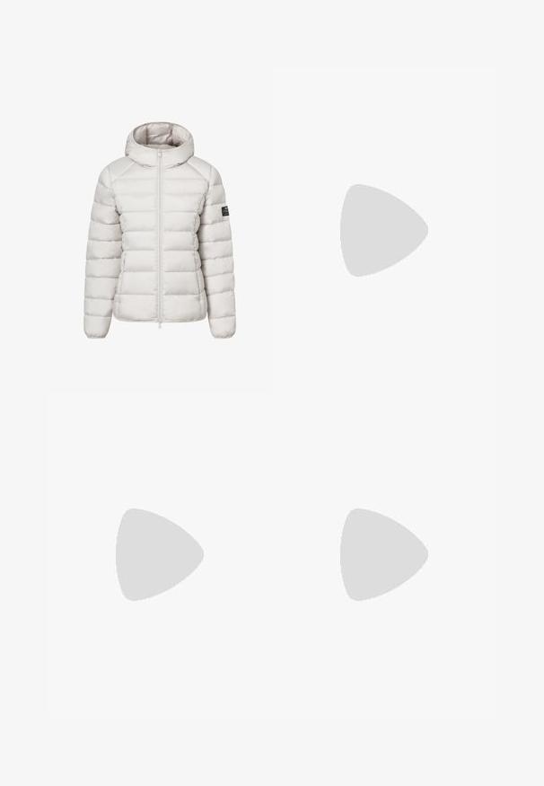 Veste matelassée grise claire avec capuche, en tissu tissé, conception matelassée horizontale et fermeture éclair frontale. Comprend un logo sur la manche.; Haut à col roulé à manches longues de couleur crème, fabriqué en tissu lisse et extensible ; design ajusté avec un col haut et sans motifs ni accents visibles.; Jean en denim bleu à coupe droite, avec poches avant, passants pour ceinture, fermeture par bouton et détails légèrement décolorés sur les cuisses.; Bottine beige en daim avec semelle plate, coutures visibles et languette à l'arrière sur un fond blanc uni.