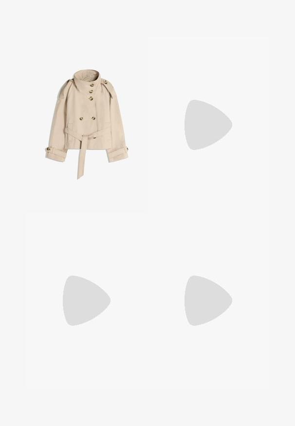 Beige trenchcoat lavet af bomuldsblanding. Har dobbeltradet forside med seks knapper, bælte i taljen og skulderstropper.; Hvid bomuld t-shirt med korte, opsmøgede ærmer, rund halsudskæring og lige kant. Glat tekstur uden synlige mønstre eller detaljer.; Blå vidtsiddende jeans i denim med forlommer og møntlomme foran, knaplukning og falmet vask på lår og knæ.; Beige slip-on tøfler med blødt ruskind yderside, blødt hvidt pelskørselindlæg og gummisål med traktion mønster, vist i sideprofil.