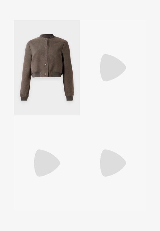 Brun cropped bomberjakke med knapsnaplukning foran, ribbet krave, manchetter og linning, vist på hvid baggrund.; Ærmeløs mørkebrun maxikjole med tynde skulderstropper, tætsiddende bodice og samlet nederdel, der går ned til anklerne.; Mørkebrun Mary Jane-flad sko med spænde og sløjfedetalje, der hviler på en bølget blå tekstureret tæppe med grå polstret sofa i baggrunden.; Brun lakeret håndtaske med rektangulær form, to lange håndtag og subtile buede detaljer på fronten.
