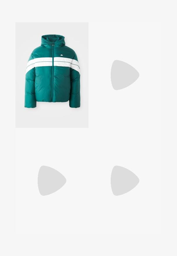 Teal pufferjack met een witte horizontale streep over de borst, een capuchon en een volledige ritssluiting. Glad textuur, warme isolatie.; Witte T-shirt met korte mouwen en ronde hals met een klein zwart New Balance-logo op de linker bovenkant van de borst op een effen lichte achtergrond.; Lichtgrijze sweatpants van zachte stof, met een elastische tailleband met koord en een klein logo op de linkerdij.; Jordan AIR JORDAN 1 ZM CMFT 2 - Sneakers hoog - summit white/bicoastal/oxidized green