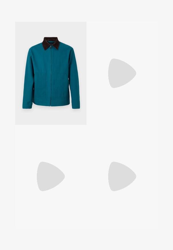 Veste zippée couleur sarcelle avec col marron foncé, manches longues et deux poches avant, présentée sur un fond clair uni.; T-shirt blanc à manches courtes en coton, avec un col rond et un logo de la marque imprimé au niveau du col. Texture lisse, design basique.; Pantalon beige en coton lisse à taille haute, avec des plis à l'avant et des jambes droites. Aucun équipement visible ni motifs.; Mocassins en cuir marron avec une finition lisse, des coutures de style mocassin, un bout rehaussé et une semelle en caoutchouc basse et flexible.