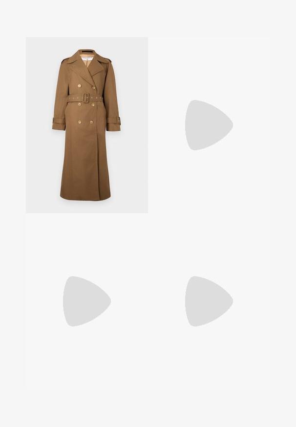 Brauner doppelt geknöpfter Trenchcoat mit breitem Revers, Schulterklappen, Taillengürtel und Manschettenriemen, knielang auf einfarbigem Hintergrund.; Marineblaues Strickshirt mit kurzen Ärmeln, kleinem offenem Kragen und V-Ausschnitt, auf einfarbigem hellgrauem Hintergrund dargestellt.; Olivgrüne, hoch taillierte Hose mit geradem Bein, Gürtelschlaufen, Knopfverschluss, vorderen Falten und Knienaht-Details.; Schwarz Leder Ballerinas mit runder Zehenpartie und minimaler Naht. Niedriger, rechteckiger Absatz und glatte Textur. Dezente Innenfutterdetails.