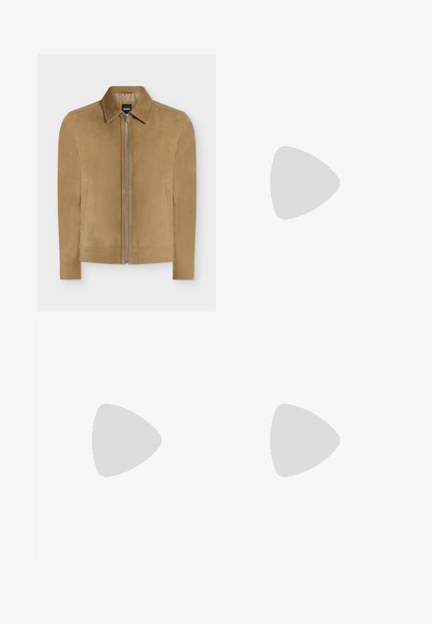 Veste en daim beige avec fermeture éclair, col et deux poches latérales, présentée sur fond blanc uni. Étiquette BOSS visible à l'intérieur du col.; Chemise à manches longues avec boutons, rayures verticales beige, blanches et jaune clair, et une poche poitrine unique sur un fond uni.; Pantalon beige droit avec passants de ceinture, plis devant et fermeture éclair.; Mocassin en cuir noir avec semelle en caoutchouc épaisse, dessus cousu et nom de marque embossé sur le talon, présenté de profil sur fond blanc.