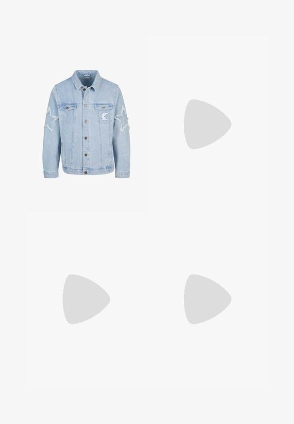 Lyseblå denimjakke med stjernemønstrede slidmærker, metalbutton, to brystlommer og diskret hvid malingsplask.; Sort bomulds t-shirt med et grafisk print af fem siddende figurer med teksten "Jeg vil aldrig knuse dit hjerte" og "Backstreet Boys" i kraftige farver.; Lys blå denim flare jeans med fremtrædende huller og frynset kant, der har et klassisk fem-lomme design og en metal knaplukning.; Sort læder kampstøvle med høj skaft, snørebånd foran, polstret krave og en robust tekstureret sål for godt greb. Har forstærket tåhætte.