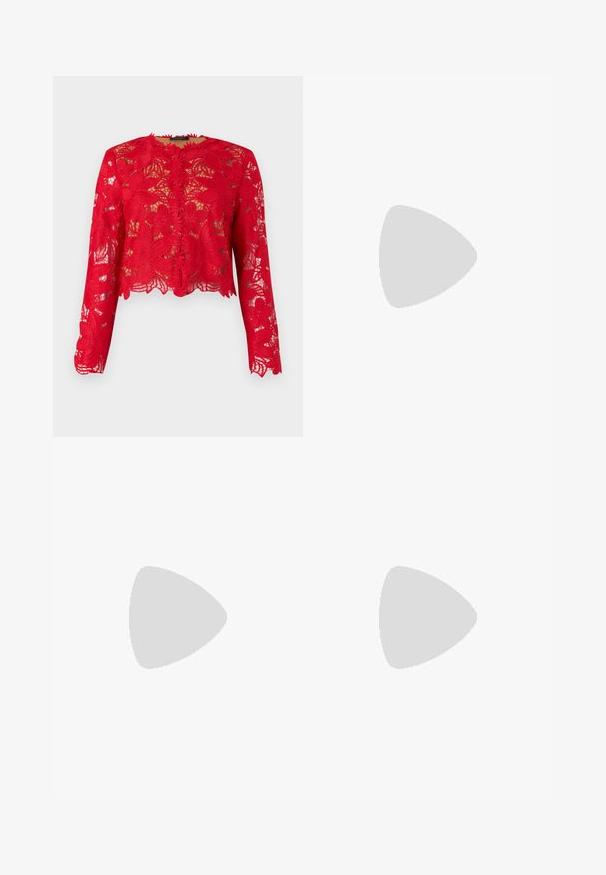 Blouse rouge en dentelle à manches longues avec motif floral, bords festonnés et fermeture boutonnée devant, présentée sur un fond clair.; Haut noir ajusté sans manches avec fines bretelles, encolure en cœur et détails de coutures sur un fond blanc uni.; Jupe crayon en dentelle noire avec une ceinture en satin lisse, présentant des motifs floraux détaillés et une coupe slim.; Sandale noire en cuir à talon avec bride à la cheville, bout ouvert, devant carré et accent en métal argenté. Design ajusté avec un profil élégant.