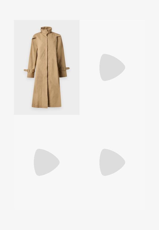 BITE Studios CHET LIGHT  - Trench - barley; Chemise en maille bleu marine à manches courtes avec un petit col ouvert et un col en V, présentée sur un fond gris clair uni.; Pantalon beige à jambes larges avec taille élastique et plis, détails de coutures frontales, présenté sur un fond clair uni.; Chaussure plate en cuir noir à bout pointu avec talon bas et finition lisse, vue de côté sur un fond gris clair.