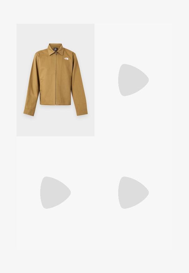 Veste zippée marron clair pour homme avec col, manches longues, poches latérales et logo blanc The North Face sur la poitrine.; T-shirt bleu à manches courtes avec col rond et petit logo blanc "The North Face" centré sur la poitrine.; Pantalon de plein air kaki avec ceinture noire réglable, deux poches zippées sur les cuisses et coutures au niveau des genoux, présenté sur un fond uni.; Bottine noire en cuir avec œillets dorés, accents marron et semelle en caoutchouc. Comprend un col rembourré et un logo estampé sur le côté.
