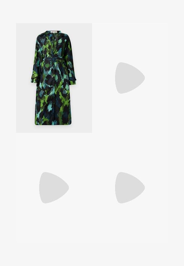 Lang, let trenchcoat med et grønt og sort camouflage mønster, bælte om taljen, knaplukning og afslappet pasform med store lommer.; Langærmet figursyet top med pastelblomster, asymmetrisk halsudskæring samlet med to grønne perler på venstre skulder.; Materiel DIAGONAL GATHERED SKIRT - Pencil skirt - golden hour; Brune og sorte læder slip-on mule med spids tå og lavt skråt hæl, med dekorative syninger og bølgede ruskindsoverflader.