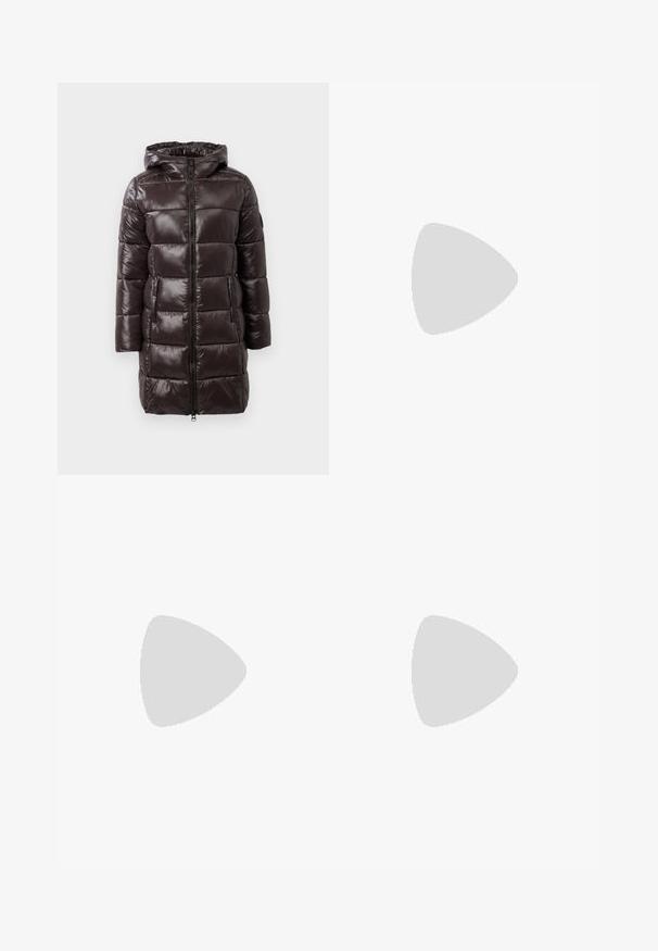 Manteau en duvet marron avec une finition brillante, capuche, fermeture éclair à l'avant et poches latérales. Il présente des sections matelassées horizontales pour l'isolation.; Top à manches longues en beige côtelé avec un décolleté arrondi. La texture est lisse et ajustée. Des poignets évasés ajoutent un détail de design subtil.; Jeans en denim bleu foncé avec une coupe droite, dotés d'une taille haute, d'un style à cinq poches et de coutures contrastantes. Sans embellissements.; Bottine en cuir noir avec bout pointu et petit talon, présentée devant un mur en blocs de verre et un sol poli.