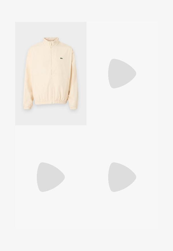 Veste beige à fermeture éclair avec poignets et ourlet élastiques, col montant, et petit logo crocodile vert sur le côté gauche de la poitrine.; T-shirt uni beige clair à manches courtes avec col rond et petit logo crocodile vert sur la poitrine gauche.; Pantalons de survêtement verts en tissu doux ; dotés d'une taille élastique, de jambes fuselées et d'un petit logo sur le côté.; Baskets en daim marron avec des lacets couleur fauve et une semelle en caoutchouc. Présente un bout arrondi et des détails cousus sur la tige. Design léger.