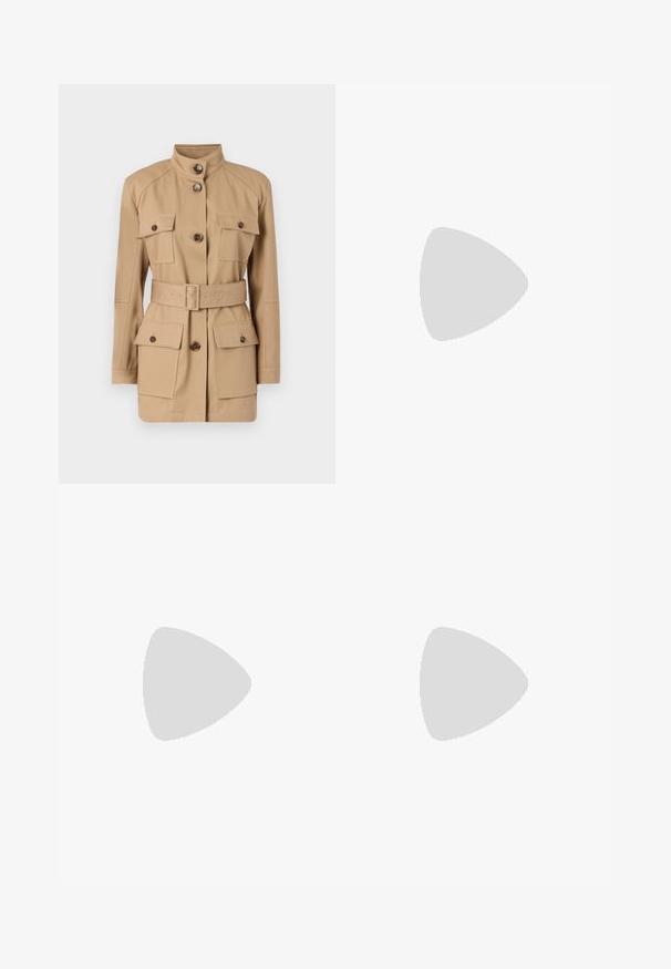Tan utility jacket featuring a stand collar, two chest pockets with button flaps, and a belted waist. Made from lightweight fabric.; Tummansininen ribattu pitkähihainen paita, jossa on korkea kaulus ja lyhyt malli. Valmistettu teksturoidusta kankaasta, jossa on minimalistinen tyyli.; Vaaleansinisiä farkkuja suoran lahjetta, viisi taskua ja nappisuljin. Ominaisuuksia ovat hieman haalistunut pinta ja minimaalinen ompelu.; Musta nahkainen ballerina, jossa on pyöristetty kärki, sileä pinta, minimaalinen ommelkoristelu ja joustava pohjamuotoilu.