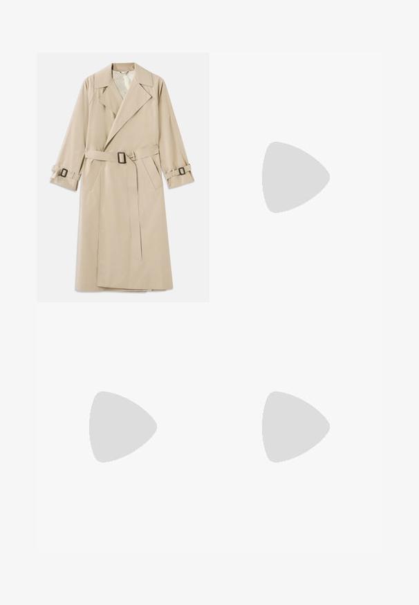 Beige trenchcoat lavet af glat stof med en bred krave, bælte med rektangulær spænde og justerbare manchetbånd.; CLOSED SEAMING SHIRT - Skjortebluser - dark blue; Beige vide bukser med høj talje, forlommer, bæltestropper og skjult lynlås.; Sort læder flad sko med spids tå, lav hæl og glat finish, vist fra siden på en lysegrå baggrund.