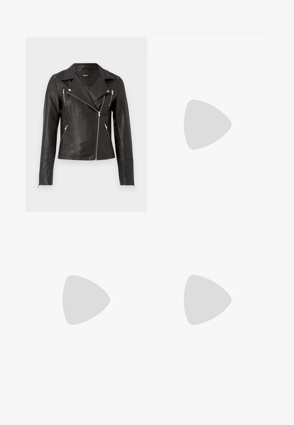 Chaqueta de motocicleta de cuero negro con un diseño ajustado, cremallera frontal asimétrica y tres bolsillos con cremallera. Incluye hombreras en los hombros.; Vestido de canalé hasta la rodilla en gris oscuro, con mangas largas y escote alto, fabricado en un suave tejido texturizado.; Piernas con leggings oscuros acanalados combinados con bailarinas negras que presentan pequeños detalles de lazo sobre un fondo blanco.; Pequeño bolso negro brillante con dos asas largas y detalles de cordón lateral sobre un fondo claro liso.