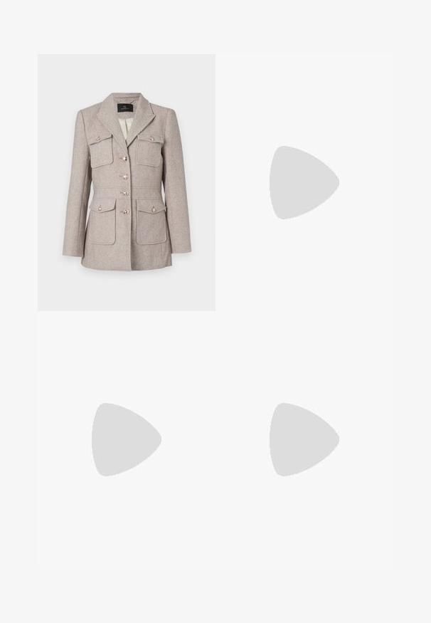 Blazer en motif pied-de-poule beige clair avec une coupe ajustée, comportant deux poches poitrine, une fermeture à boutons et des boutons en métal argenté.; Blouse noire avec un col haut et un détail de cravate. Présente un motif floral subtil et des manches longues bouffantes avec des poignets froncés. Texture lisse.; Pantalons évasés beige avec fentes à l'avant, fabriqués en tissu lisse. Caractéristiques : une taille plate et des plis marqués qui descendent le long des jambes.; Botte noire en cuir jusqu'au genou avec bout pointu et petit talon kitten sur un fond clair uni.