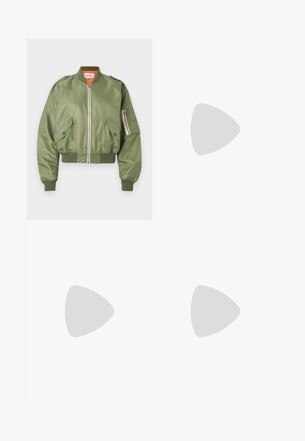 Blouson aviateur vert olive avec fermeture éclair à l'avant, deux poches à rabat avec bouton-pression, poignets et ourlet côtelés, et poche zippée sur la manche gauche, doublure orange.; T-shirt noir uni à manches courtes avec col rond et coupe droite, présenté sur un fond gris clair.; Jean noir taille haute à jambes larges, avec bouton et fermeture éclair devant, avec deux poches avant et passants pour ceinture.; Bottes noires à la cheville en cuir lisse, dotées d'un bout pointu, d'un tige ajustée et d'un talon haut fin. Design minimaliste sans quincaillerie visible.