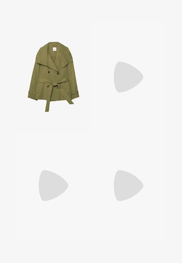Veste croisée vert olive avec larges revers, boutons sur le devant, ceinture nouée en nœud à la taille et pattes de serrage aux manches longues.; T-shirt blanc à manches courtes en coton doux, avec un col rond et une coupe ajustée. Pas de motifs ni d'ornements visibles.; Jean en denim gris avec une coupe droite, des détails déchirés, cinq poches et des rivets en cuivre. La ceinture présente une étiquette de logo.; Baskets en cuir blanc avec des rayures noires, semelle extérieure en caoutchouc beige, bout rond, fermeture lacée et embout en suède gris doux.