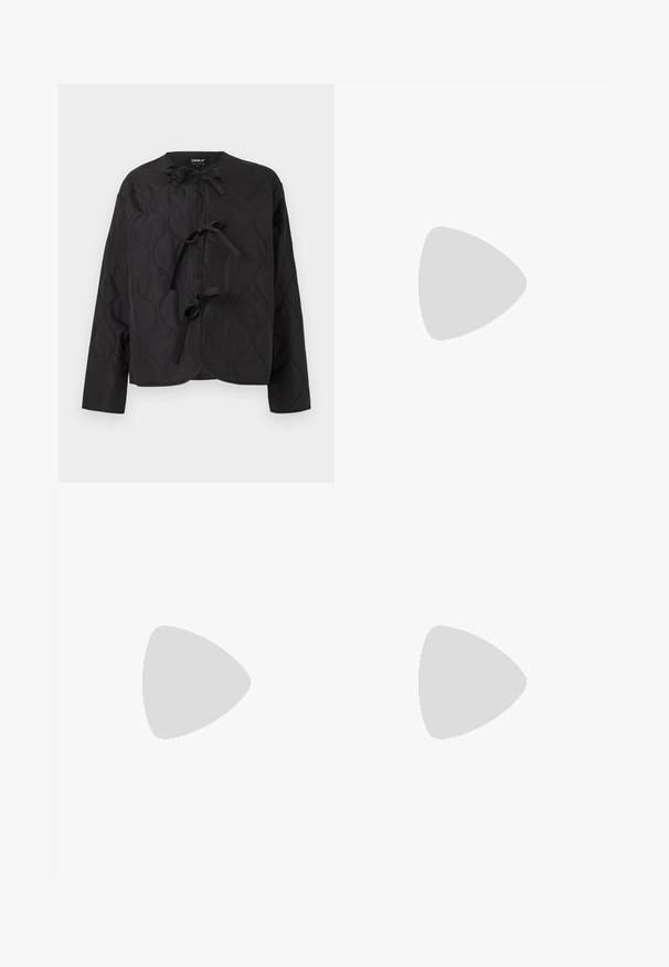 Veste matelassée noire à manches longues avec trois nœuds noués sur le devant, présentant un motif ondulé cousu et un col rond.; Robe longue sans manches rose foncé avec bustier smocké, bretelles à volants, jupe à volants et ceinture décorative en corde blanche à la taille.; Escarpin noir à bride arrière avec bout pointu, présentant une surface texturée et un talon bloc épais. Posé sur un fond métallique brillant.; Petit sac à main noir brillant avec deux longues anses et des détails à cordon sur les côtés sur un fond clair uni.