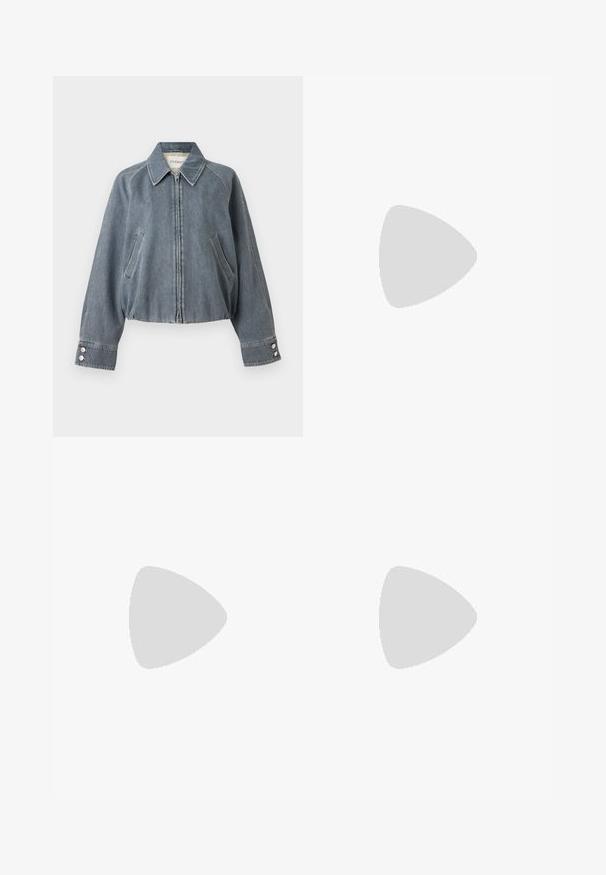 Veste courte en denim gris avec fermeture éclair devant, deux poches latérales inclinées, col pointu et poignets boutonnés.; Top tube blanc ajusté sans bretelles avec un décolleté droit et un tissu lisse, présenté sur un fond clair.; Jean bleu taille haute à jambes larges avec poches plaquées à l'avant et boutons décoratifs sur fond uni.; Filippa K REY FLATS - Ballerines - bright red