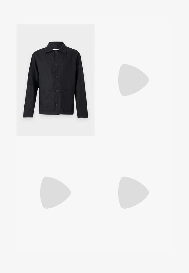 Veste noire à manches longues, boutonnée, avec un col pointu et deux grandes poches avant, présentée sur un fond clair.; Polo noir à manches longues avec col et patte de boutonnage à quatre boutons, présenté sur un fond blanc uni.; Pantalon formel noir sur mesure avec passants pour ceinture, plis sur le devant et jambes droites, présenté sur un fond clair uni.; Mocassin en cuir noir avec une finition lisse, bout arrondi et un petit rabat à l'avant. Caractérisé par un petit talon noir uni et des accents de design minimaux.