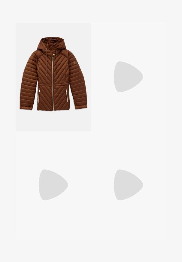 Veste matelassée marron avec capuche, fermeture éclair à l'avant, cordons de serrage, poches latérales zippées et patch logo sur la manche gauche.; T-shirt noir à manches longues en tissu doux et lisse. Présente un col rond et une coupe ajustée, sans motifs ni accents visibles.; Jean évasé bleu clair en denim, à taille haute, avec un design à cinq poches et des coutures minimalistes, présentant une finition délavée au niveau de l'ourlet.; Pompe à talons hauts en suède noir avec un bout pointu, dotée d'un talon bloc noir brillant et d'une doublure intérieure lisse.