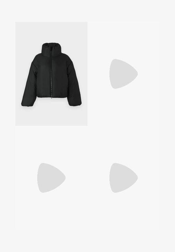 Veste courte en duvet noir avec un col haut, fermeture éclair à l'avant et des manches volumineuses. Le matériau semble lisse et isolant.; Pull en tricot vert olive avec un motif de feuilles en crème. Ourlet et poignets côtelés, col rond et coupe décontractée. Design de tissu texturé.; Jean en denim à taille haute, coupe large et lavage clair, doté de poches avant, passants pour ceinture et une fermeture par bouton brun à la taille.; Sneaker en cuir noir et suède avec une sangle Velcro, arborant trois bandes blanches et une semelle en caoutchouc, étiqueté "SAMBA" sur le côté.