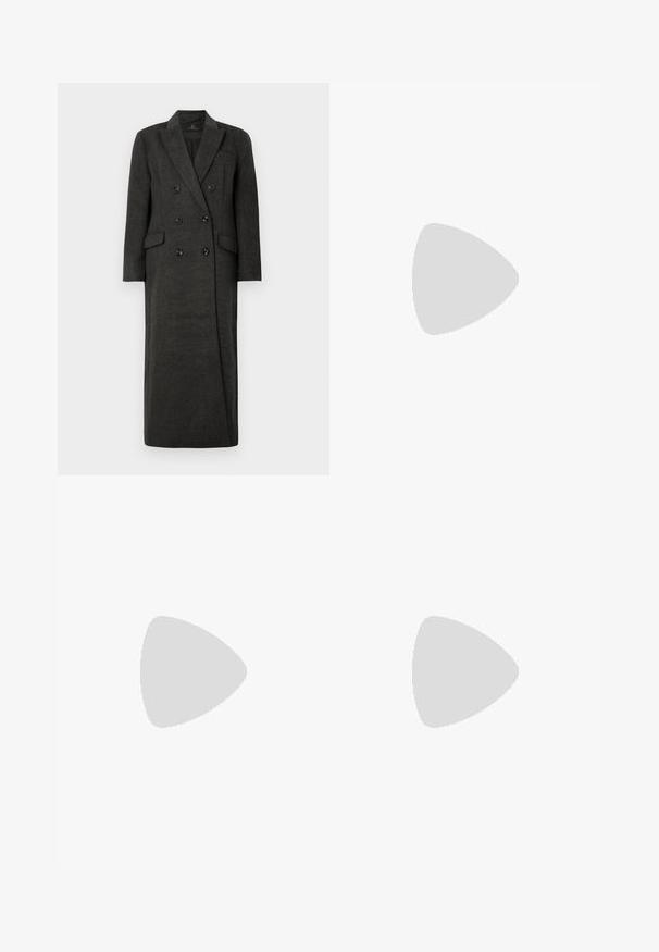 Manteau en laine double boutonnage de couleur gris foncé avec des revers crantés et des poches à rabat, présenté sur un fond blanc uni.; Haut noir à manches courtes en tissu doux, avec un col rond et une coupe ajustée, ornée de légers accents d'épaule. Étiquette visible.; Pantalons gris sur mesure avec taille haute, devant plissé et design à jambes larges. Fabriqués à partir d'un tissu texturé, avec des passants de ceinture et des coutures lisses.; Bottes noires à la cheville en cuir lisse, dotées d'un bout pointu, d'un tige ajustée et d'un talon haut fin. Design minimaliste sans quincaillerie visible.