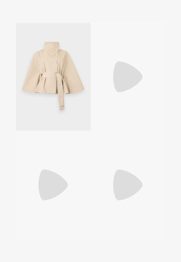 Manteau court style cape beige avec col montant, boutons sur le devant, manches larges et ceinture assortie nouée à la taille.; Haut blanc en coton à manches courtes pour femmes avec un large col rond sur un fond clair uni.; Jean blanc taille haute à jambes larges avec bouton sur le devant, fermeture éclair et poches avant et arrière, présenté sur un fond clair uni.; Chaussure plate slingback en beige clair avec une tige en maille, un bout pointu et un petit talon. Dotée d'une sangle ajustable pour un bon maintien.