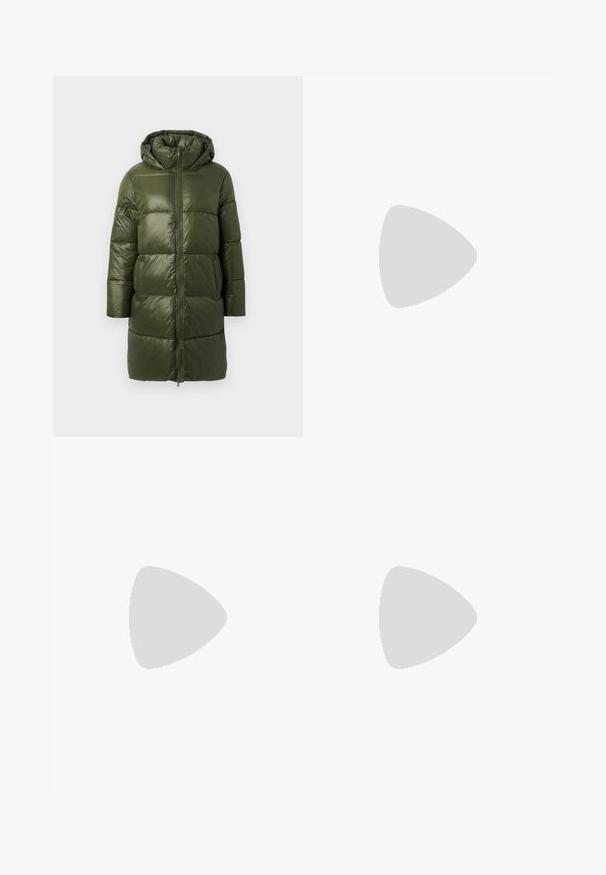 Dunkelgrüne, gepolsterte Parkajacke mit Kapuze, vorderem Reißverschluss, langen Ärmeln und strukturierter, glänzender Oberfläche.; Dunkelgraues Strickkleid mit langen Ärmeln, rundem Ausschnitt und gerippten Bündchen. Knielang und mit glatter Textur. Einfaches Design ohne Muster.; Schwarzer kniehoher Stiletto-Stiefel aus glattem, elegantem Material; spitze Zehe; enganliegend mit subtilen Falten nahe dem Knöchel; glänzender Absatz.; Kleine schwarze glänzende Handtasche mit zwei langen Griffen und seitlichen Kordelzug-Details vor einfachem hellem Hintergrund.