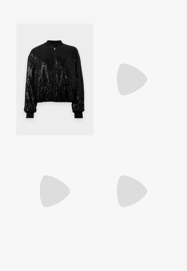 Veste bomber noire ornée de paillettes, avec fermeture éclair à l'avant, col et poignets côtelés, et coupe courte.; Blouse blanche à manches courtes avec un col rond, ornée de bordures noires le long du col et des manches, et d'une fermeture par œillet dans le dos.; Pantalon noir à jambes larges avec taille haute et détails de coutures verticales à l'avant.; Chaussure à talon haut à bride arrière en cuir verni noir avec bout ouvert et talon aiguille, sur fond blanc uni.