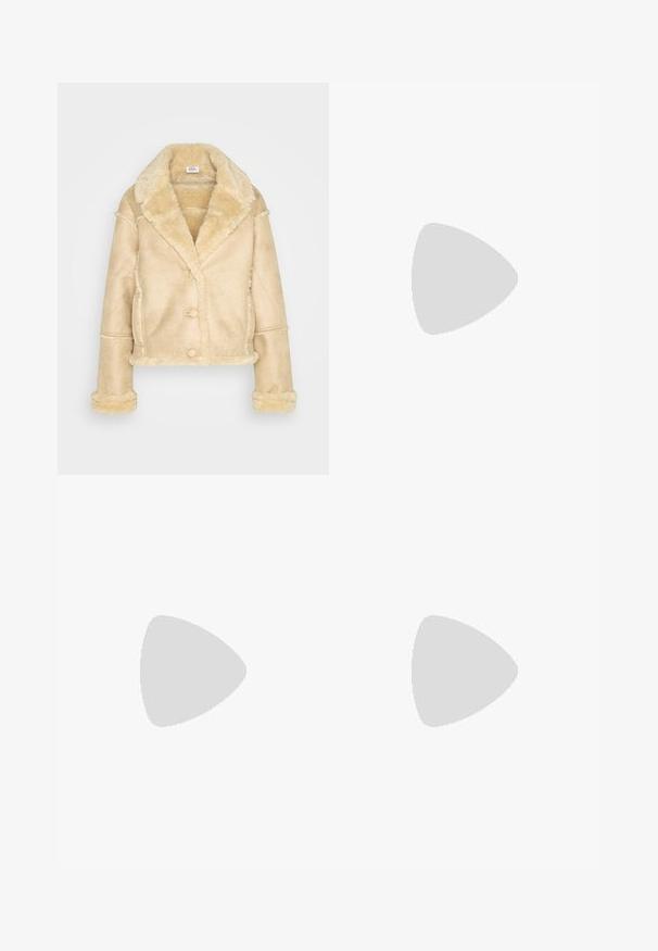 Μπεζ ζακέτα από shearling με μεγάλο γιακά, κούμπωμα με κουμπιά, πλαϊνές τσέπες και φουντωτή επένδυση στα μανίκια, το στρίφωμα και τον γιακά.; Μαύρο μακρυμάνικο μπλουζάκι με στρογγυλή λαιμόκοψη και στενή εφαρμογή, τοποθετημένο επίπεδα σε ανοιχτό γκρι φόντο.; Hollister Co. CURVY - Τζιν καμπάνα - white; Even&Odd by Zalando Μποτάκια με ψηλό τακούνι - beige
