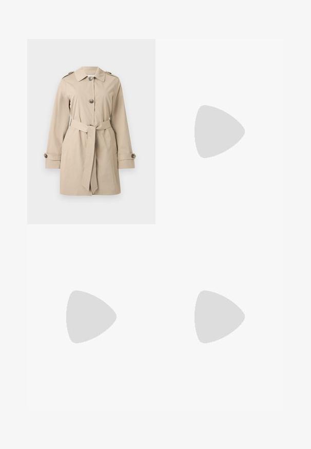 Trench-coat beige longueur genou avec col, trois boutons sur le devant, ceinture à la taille, poignets boutonnés et épaulettes sur les épaules.; T-shirt vert olive à manches courtes en coton doux, avec un détail de nœud tordu sur le côté, et un col rond côtelé.; Jean en denim bleu évasés avec des coutures contrastées, design à cinq poches et fermeture éclair. Le tissu a une texture douce avec une légère décoloration.; Chaussure plate en cuir noir debout sur une surface asphaltée près du bord d'un trottoir carrelé.